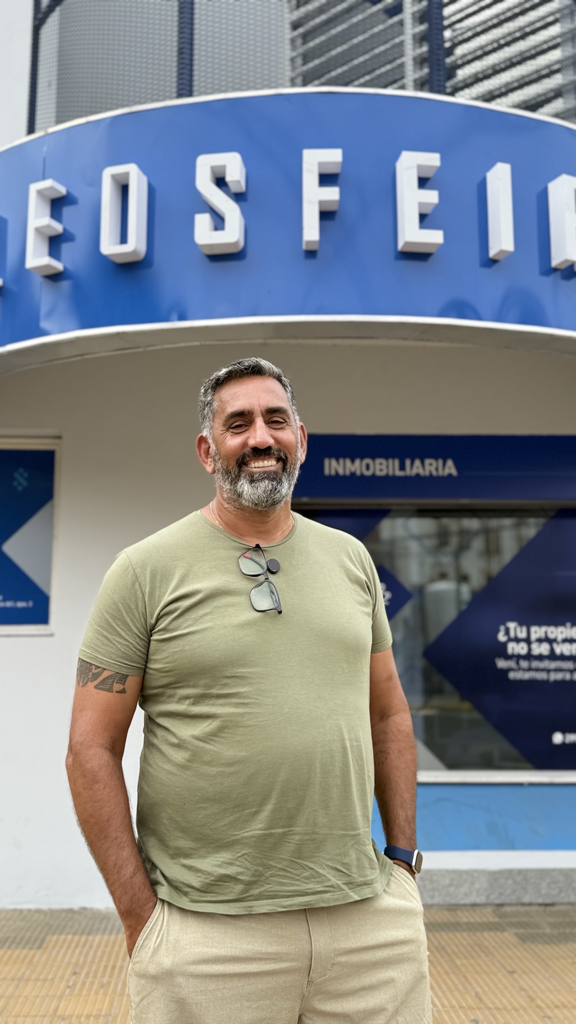Leandro Sfeir frente a las oficinas de Leo Sfeir & Asociados en Neuquén